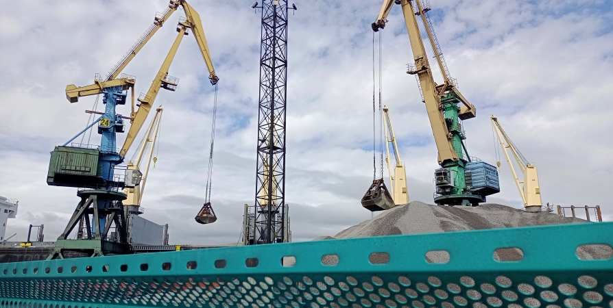 В торговом порту Мурманска устанавливают после ремонта пылеветрозащитные панели