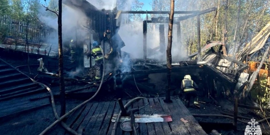 В Мурманске сгорел жилой дом на Шолохова