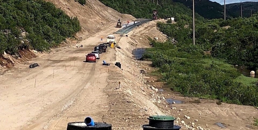 «Вас не будут пропускать»: Водителей просят не нервничать из-за перекрытия дороги в Териберку