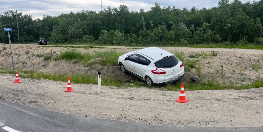 Опасный маневр черного авто без номеров вынудил северянку съехать в кювет