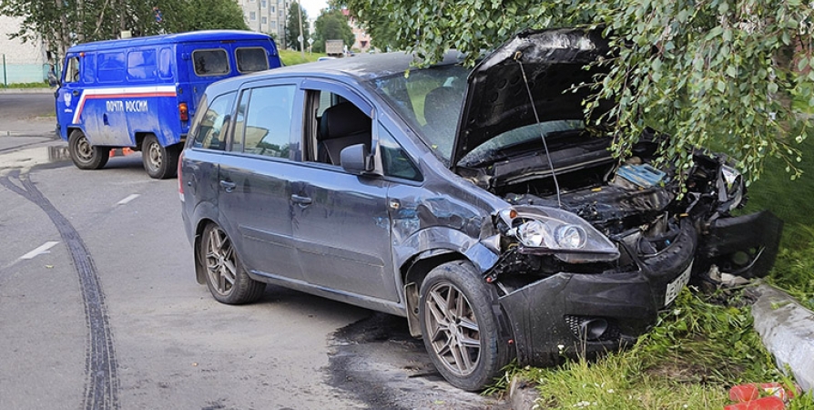 В Апатитах в результате аварии такси и машины «Почты России» пострадал ребенок