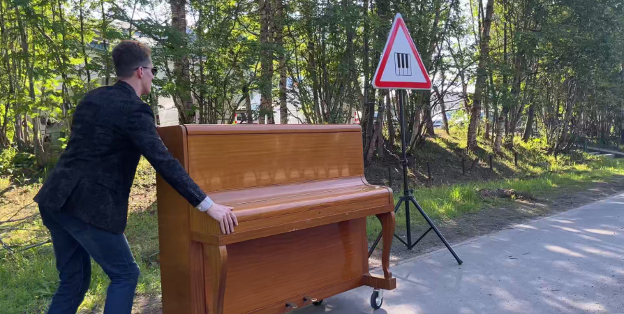 Северяне услышат уличное пианино возле морвокзала в Мурманске