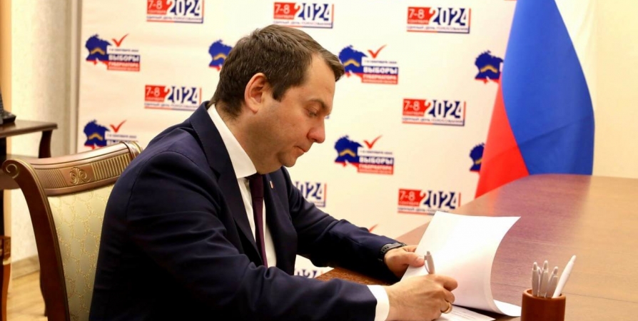 Станислав Гонтарь и Андрей Чибис подали документы для регистрации кандидатами на выборы главы Заполярья