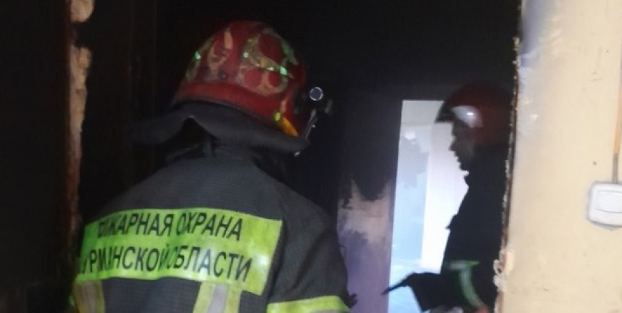 При пожаре в мурманской пятиэтажке спасли трех человек, один госпитализирован