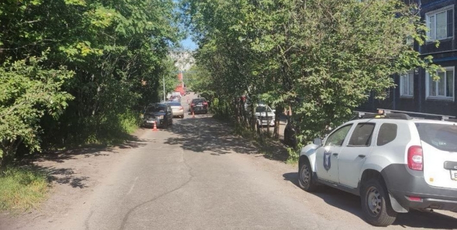 У Рябиновой аллеи в Мурманске автоледи сбила 7-летнего пешехода, ребенок госпитализирован