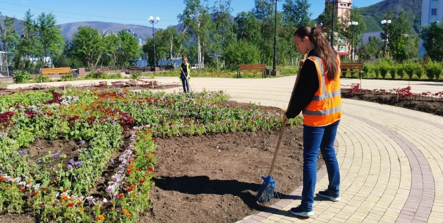 Отпуск, ноутбук и долг родителям: заполярные школьники рассказали, почему работают дворниками