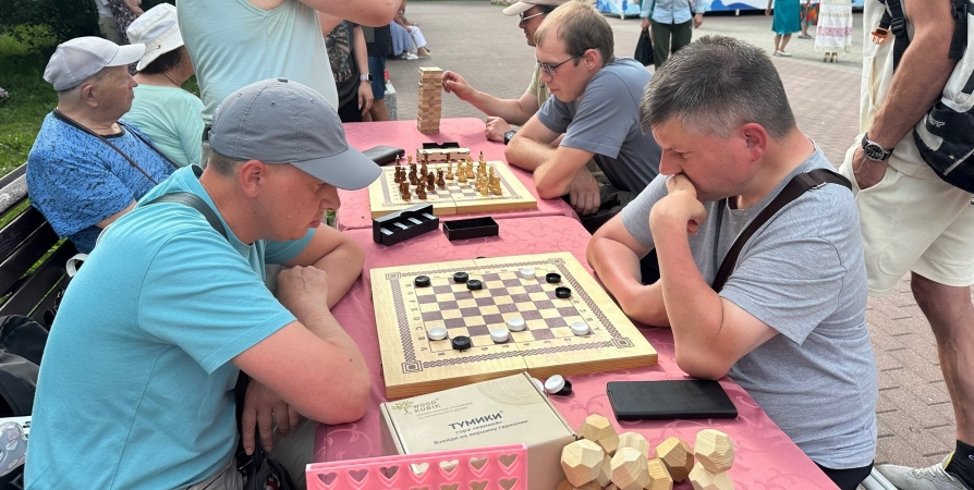 Шашки, шахматы и дженга: В Мурманске работает клуб настольных игр на свежем воздухе