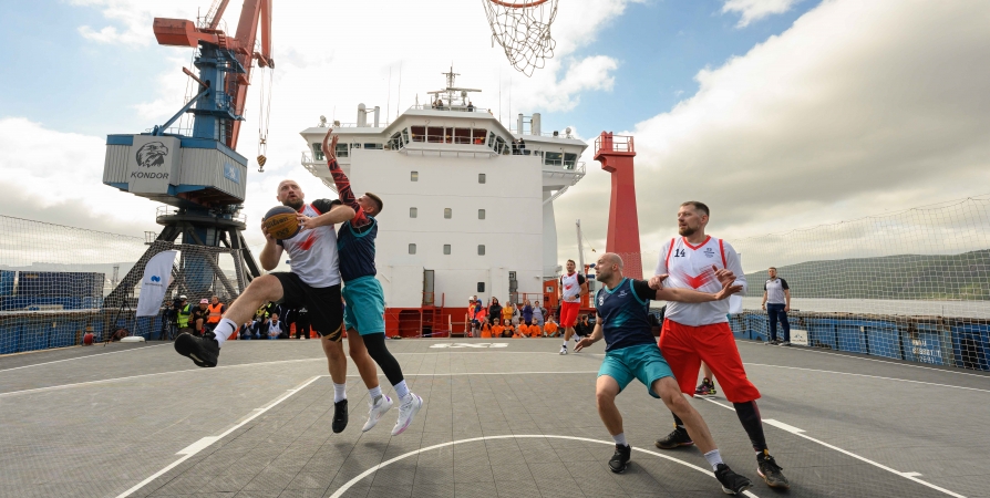 Уникальный баскетбольный турнир на арктическом судне провели в порту Мурманск