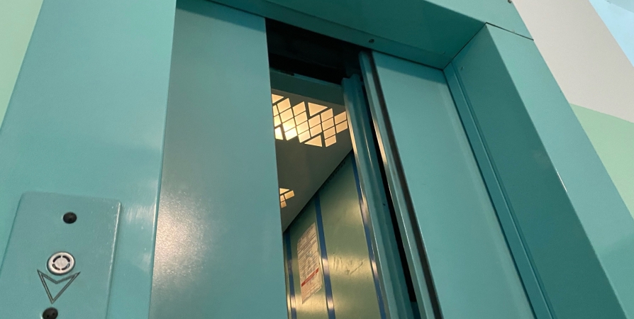 «Прыгает по этажам»: Мурманчане просят проверить лифт на Достоевского