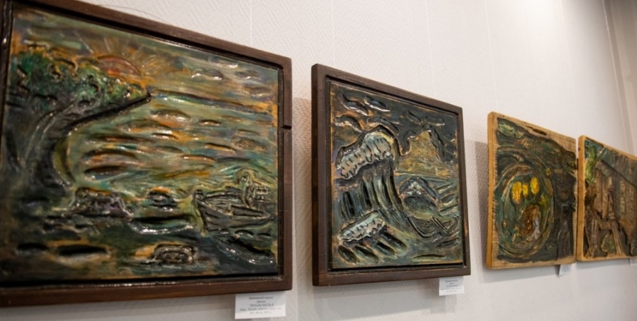 В Мурманске открылась уникальная выставка резной живописи мастера из Подмосковья