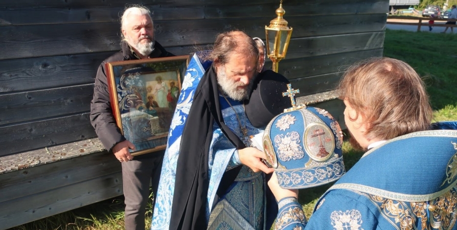 В Варзуге прошёл крестный ход в честь Успения Пресвятой Богородицы [фото]