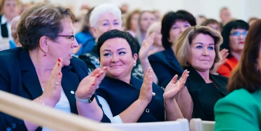 Стало известно, насколько вырастут оклады учителей в Мурманской области