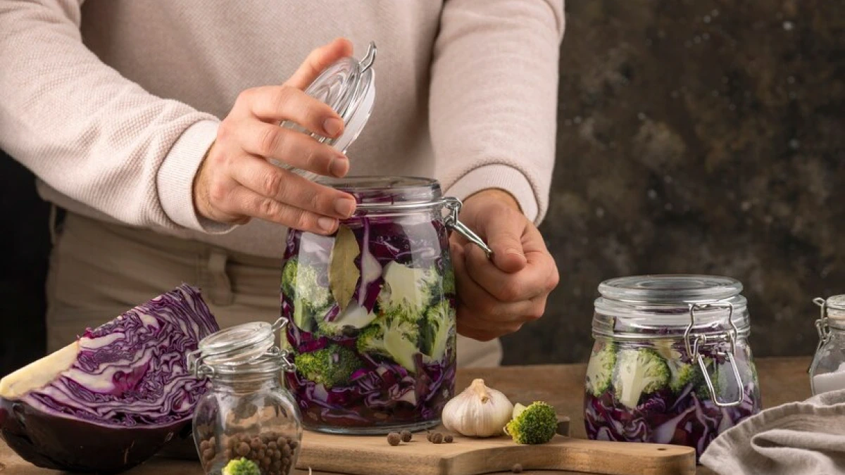 Вкусный овощной салат на зиму: закручиваю сразу много — все банки съедаются моментально