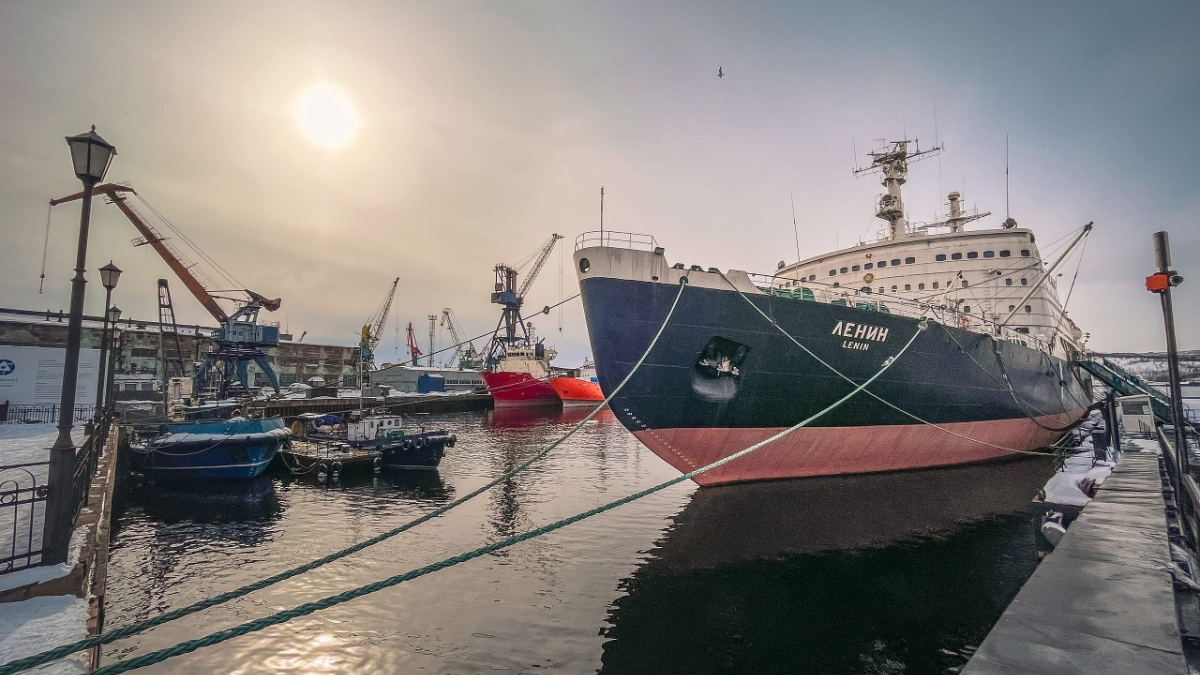 Ледокол «Ленин» вернулся к причалу морвокзала в Мурманске