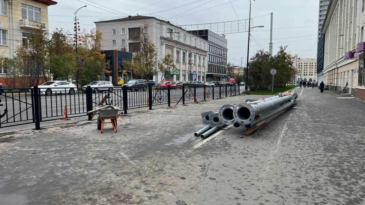 На перекрёстке Ленина — Профсоюзов в Мурманске снова начали возводить заборы