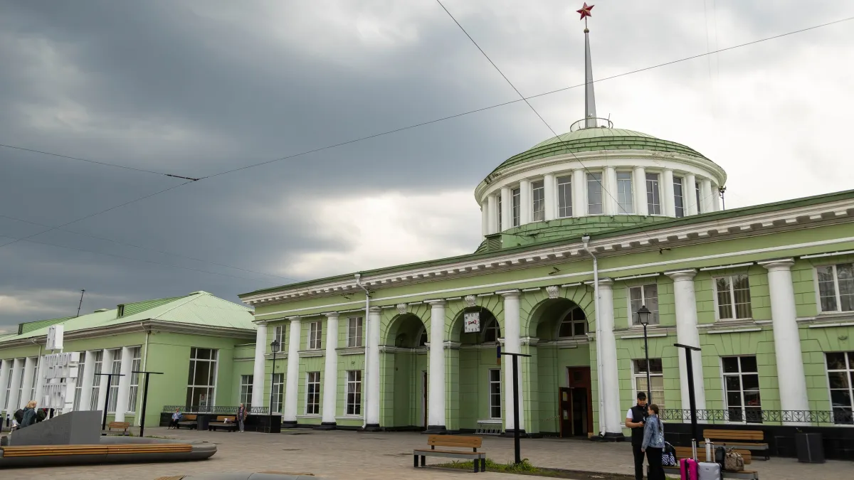 Мурманчане возмущены отсутствием нормальной парковки на Привокзальной площади