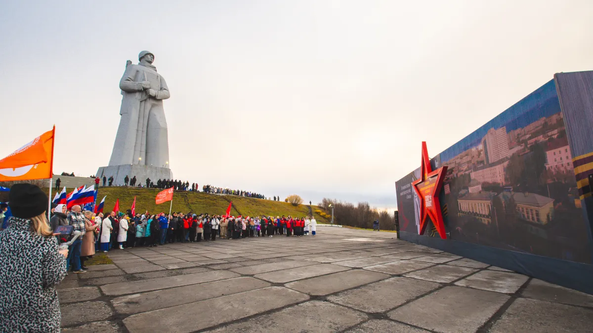 Организаторы митинга в честь 80-летия разгрома фашистских войск в Заполярье установили знак с грамматическими ошибками