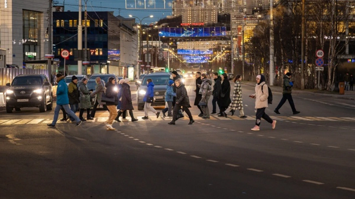 Мурманск живет, Мурманск цветет, город-герой, город-труженик!