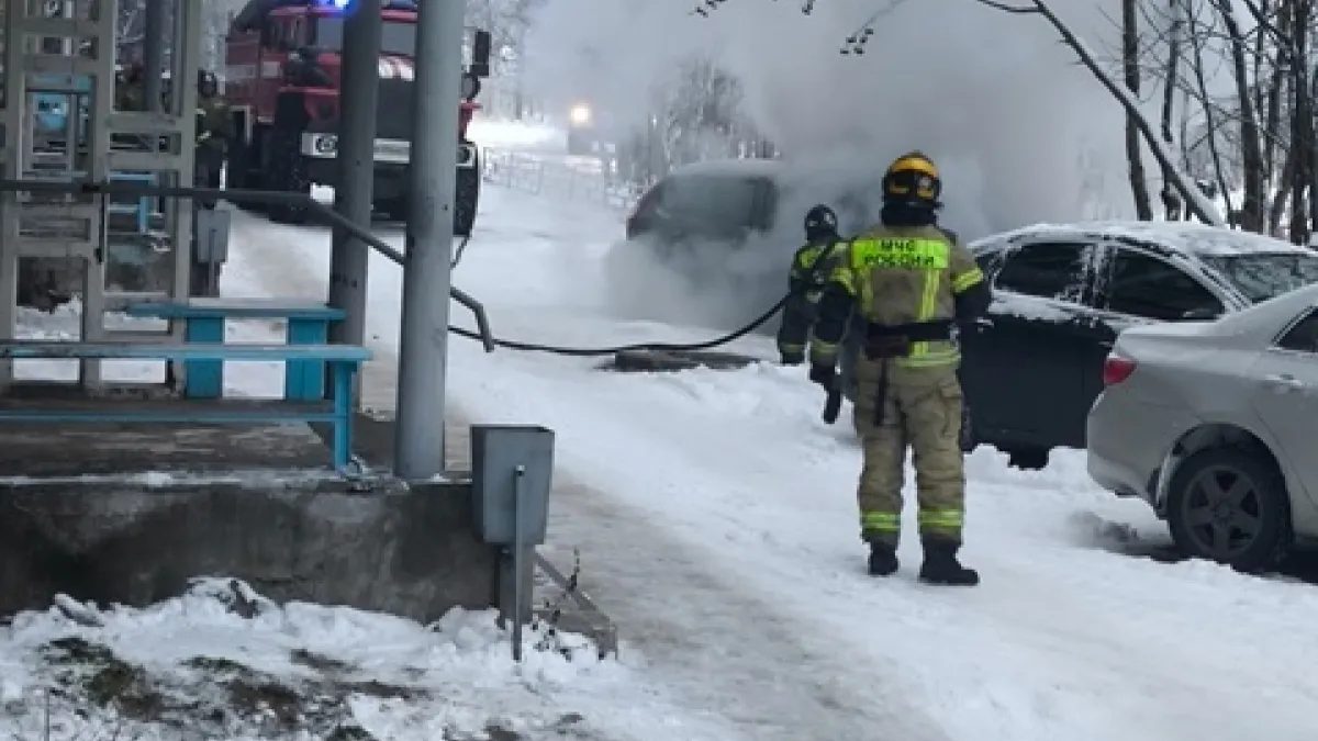 Автомобиль загорелся рядом с жилым домом в Мончегорске