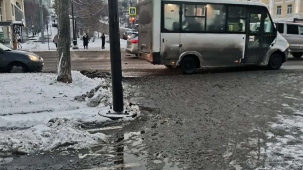 «Яд и вред для природы»: улицы Мурманска вновь посыпали агрессивными реагентами