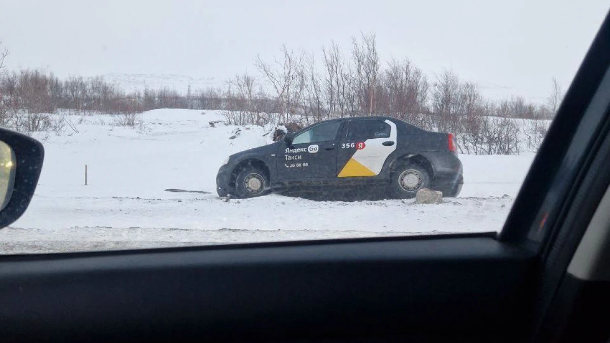 Автомобиль Яндекс Такси оказался в кювете на дороге в Териберку