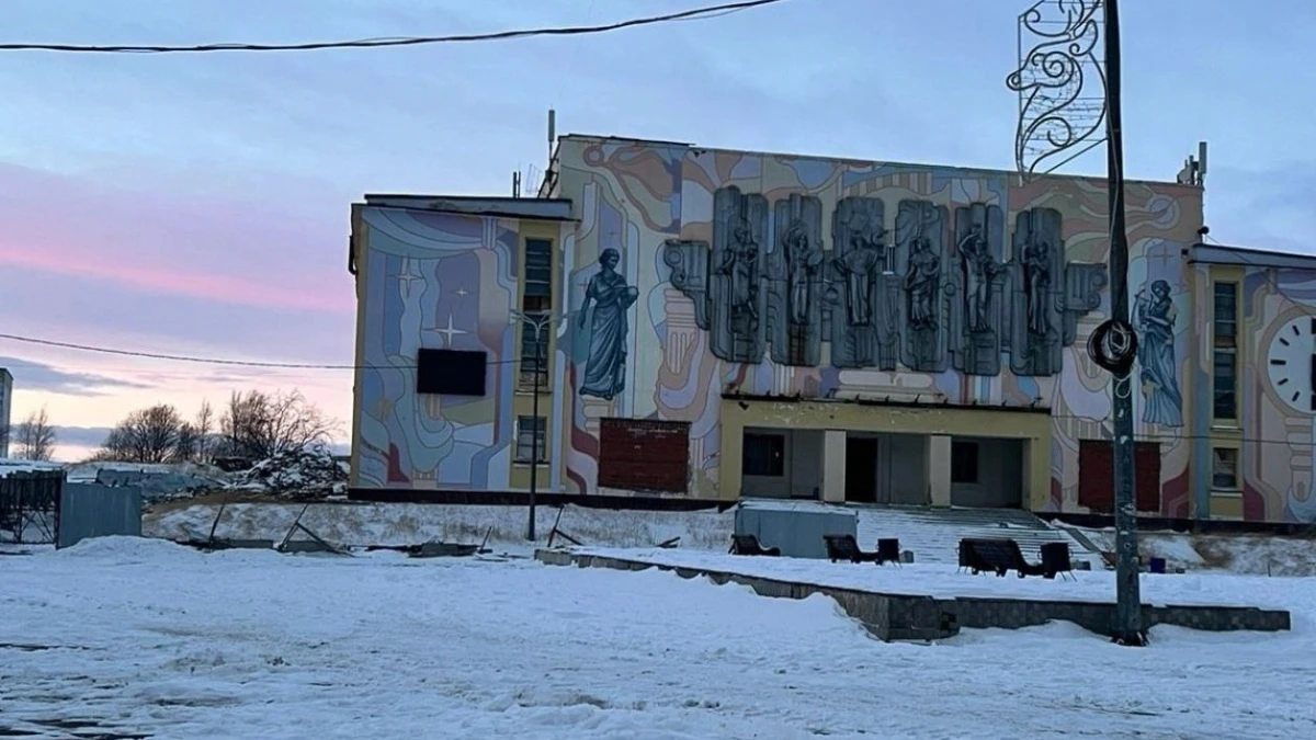 Дети в Никеле шалят возле ДК «Восход», оставшегося без забора