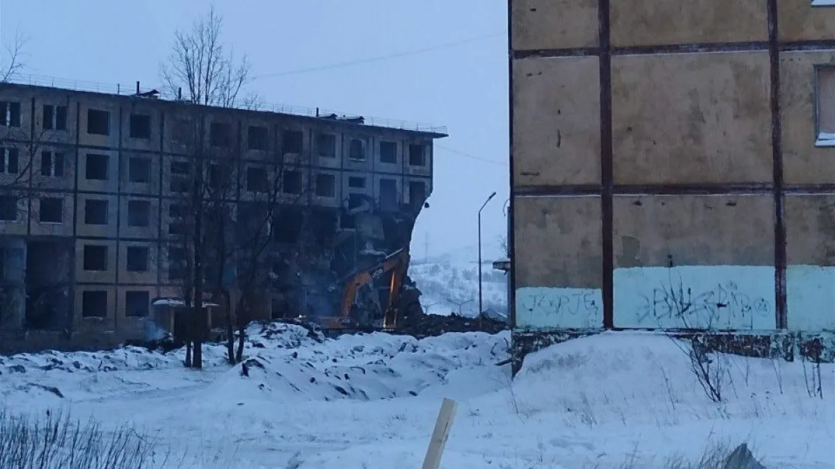 «Беззубый городок»: в Заозерске снесли заброшенную советскую пятиэтажку