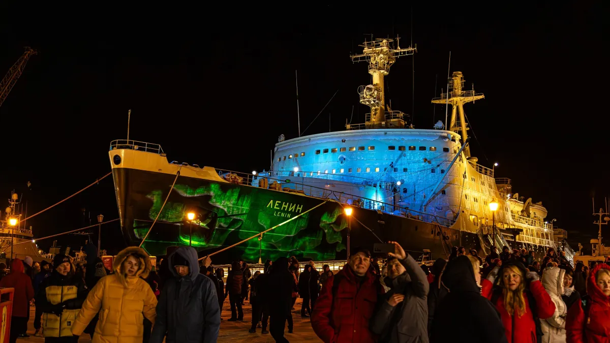 Архитектурная подсветка появилась на корпусе ледокола-музея «Ленин» в Мурманске [фото]