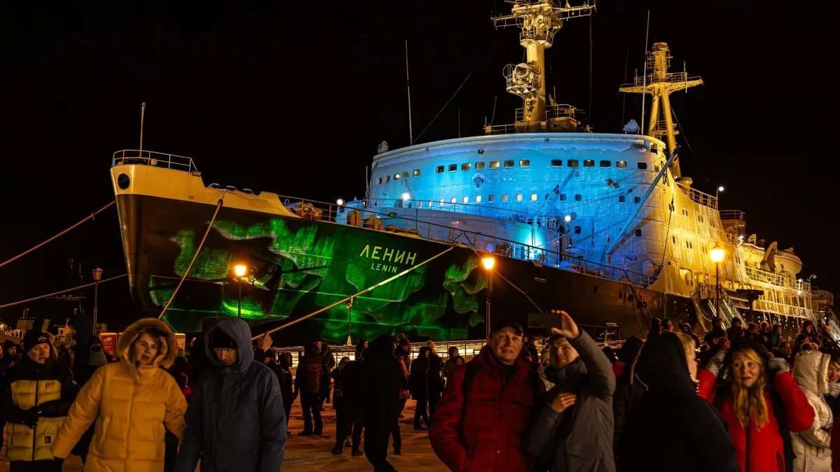 Архитектурная подсветка появилась на корпусе ледокола-музея «Ленин» в Мурманске [фото]