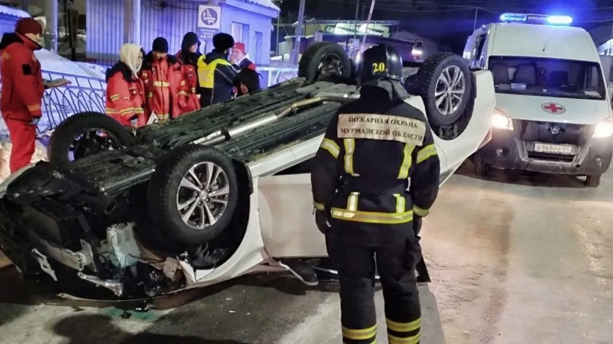 Автомобиль перевернулся на ж/д переезде в Коле