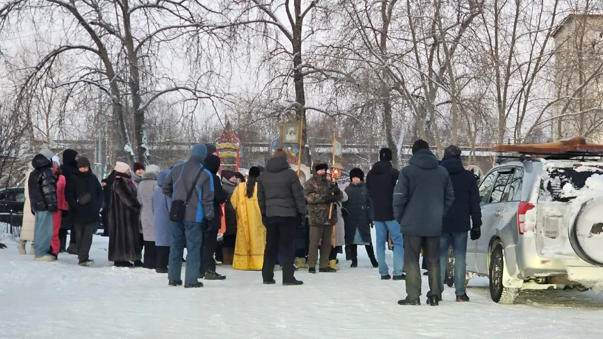 Животворящий Крест пронесли над Кандалакшей в честь строительства будущего храма