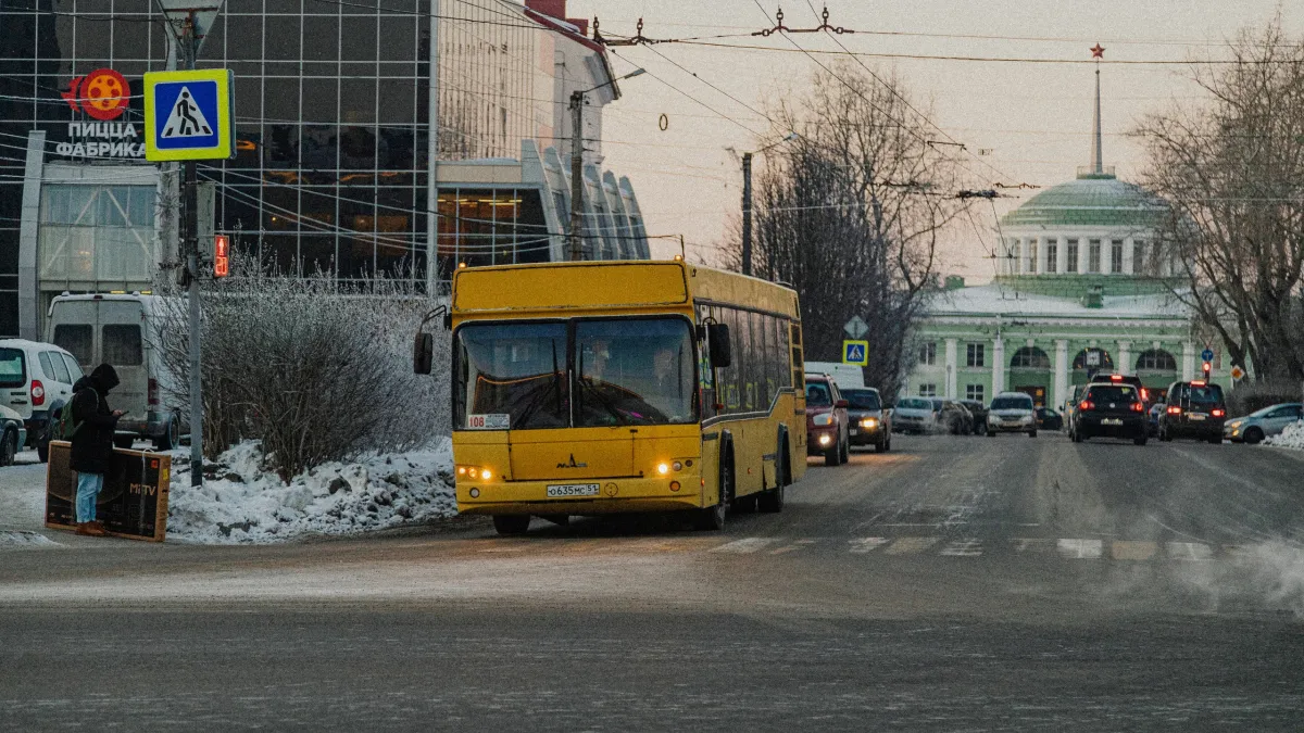 Мужчина выстрелил в автобус с пассажирами в Мурманске