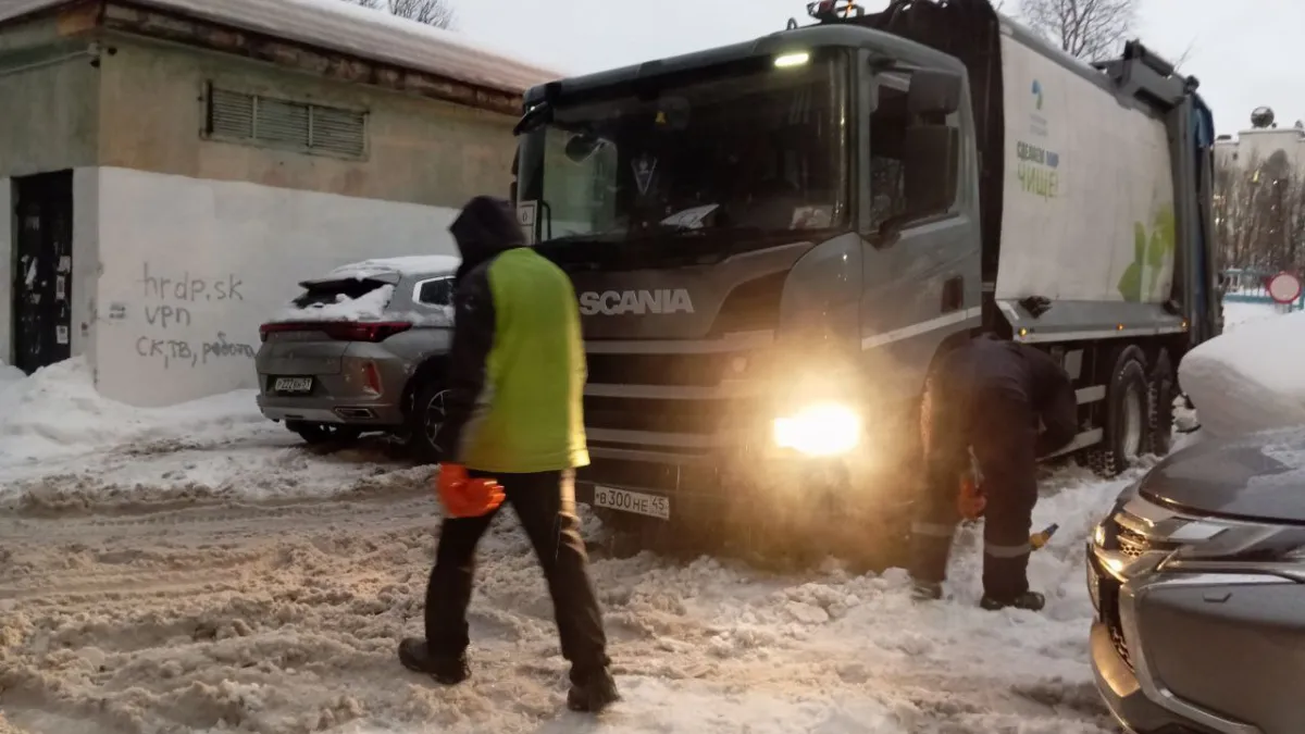 Жителям Буркова в Мурманске пришлось помогать выкапывать застрявший мусоровоз