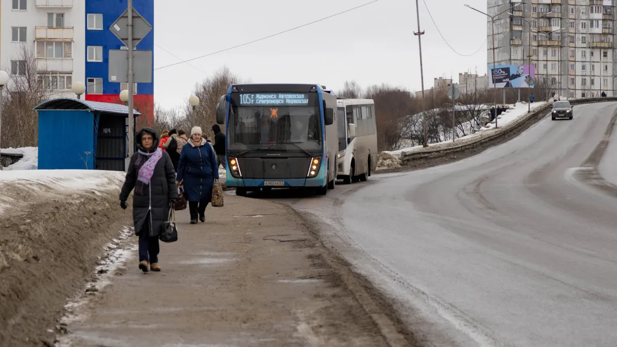 Застрявшая в дверях автобуса пенсионерка из Североморска получила тяжкие повреждения — прокуратура