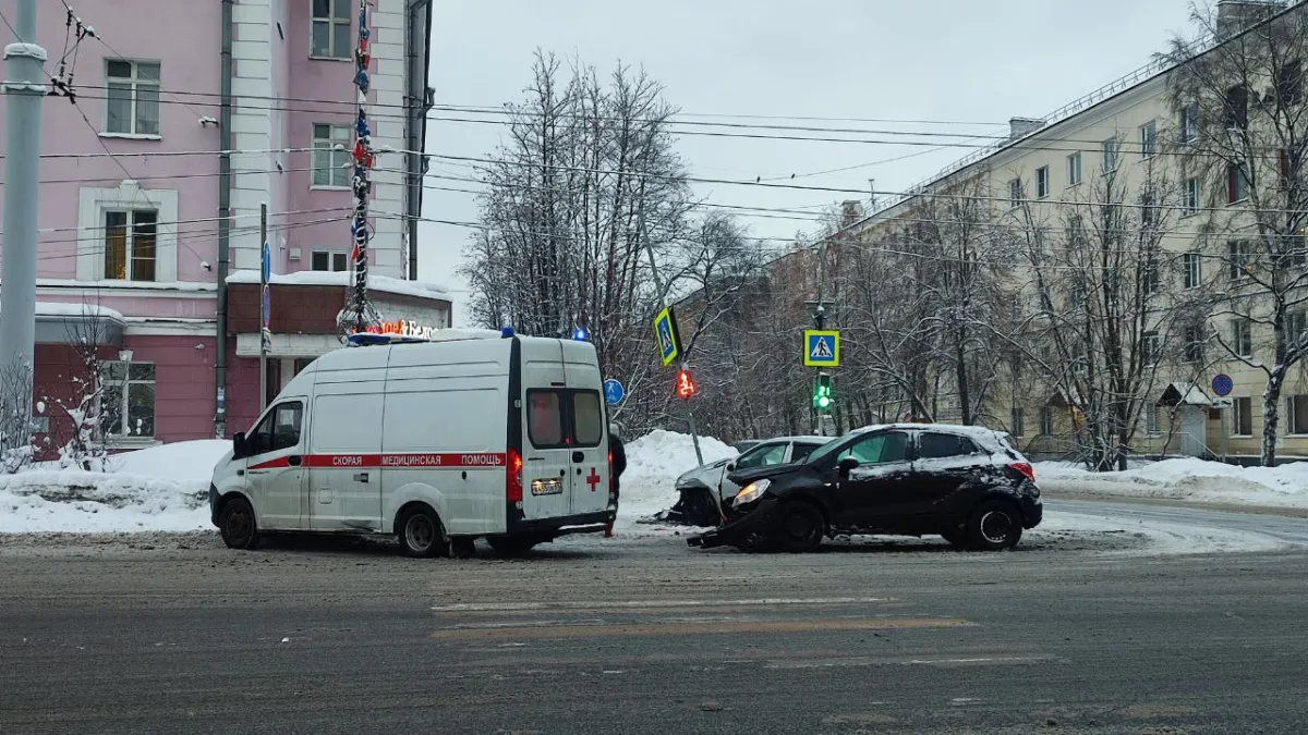 Два автомобиля столкнулись в центре Мурманска, одного водителя увезли на Скорой