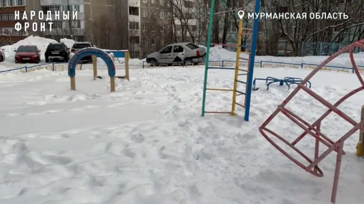 Север не для слабых: дети самостоятельно раскапывают площадки в Ленинском районе Мурманска