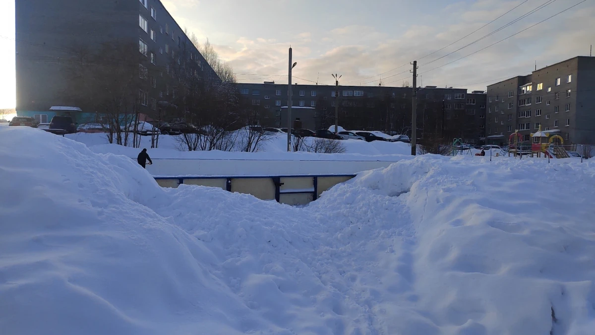 Каток в Мурмашах поставили на паузу: ждут, когда расчистят в одну лопату