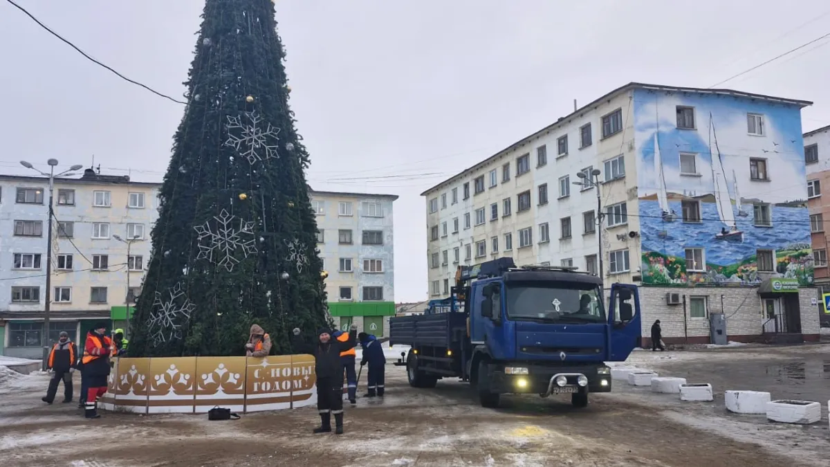 В Никеле демонтируют новогоднюю елку на пороге весны