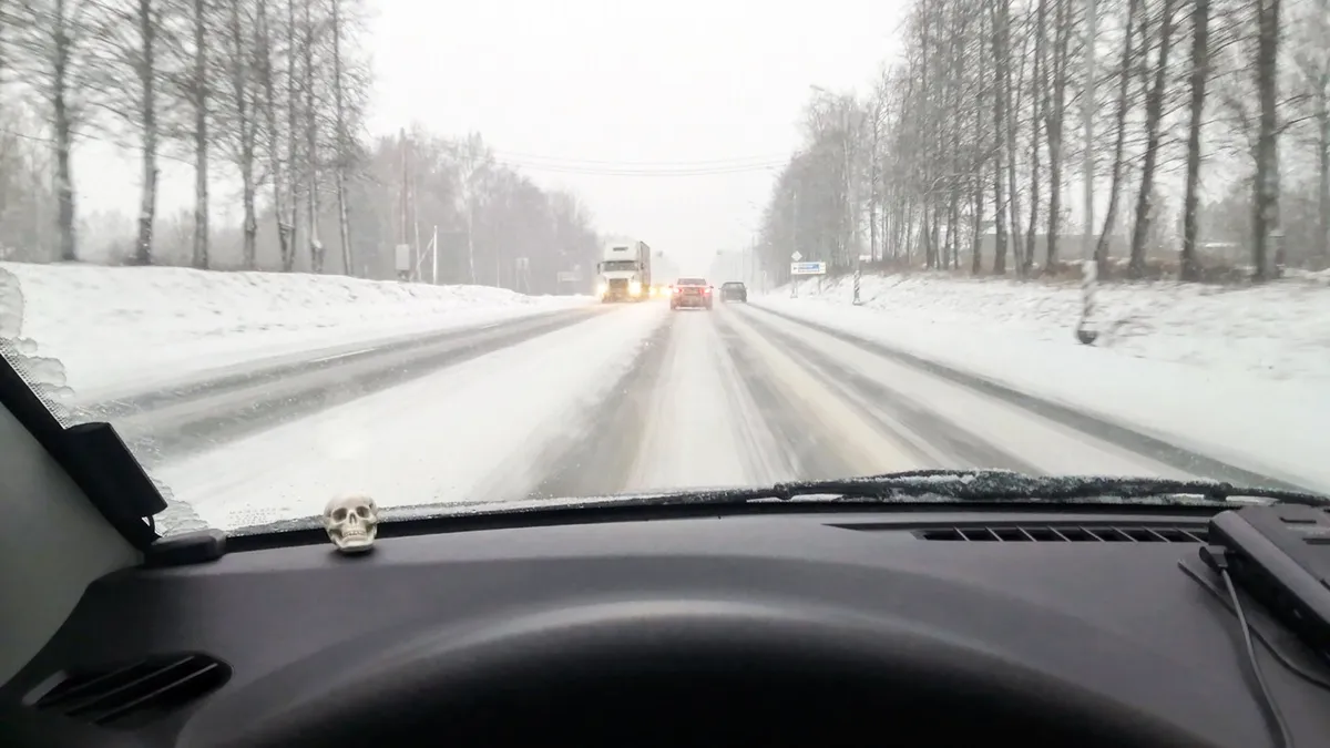 Сплошную не видно под снегом: что будет, если пересечь — надо знать нюансы