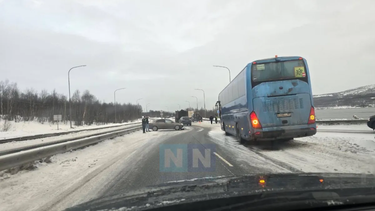 ДТП с пассажирским автобусом произошло на выезде с моста через Кольский залив