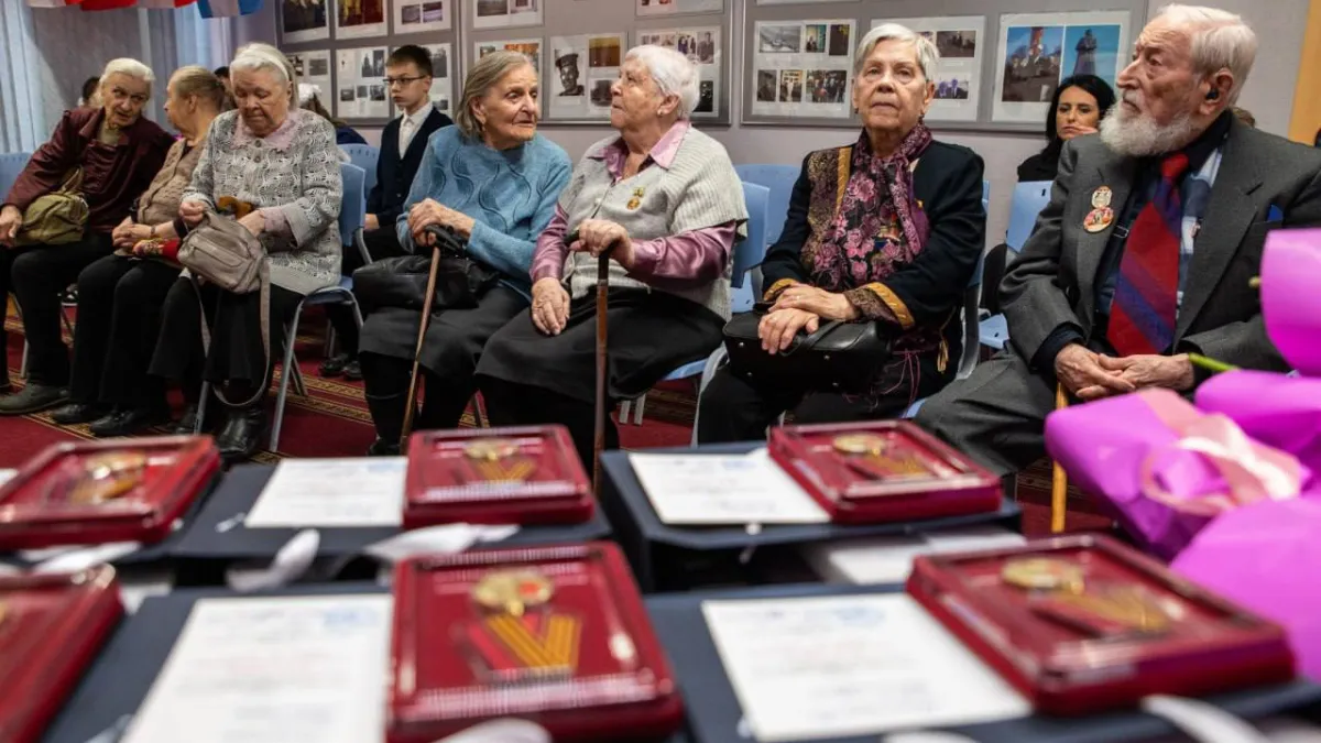 В Мурманске ветеранам вручили юбилейные медали к 80-летию Победы