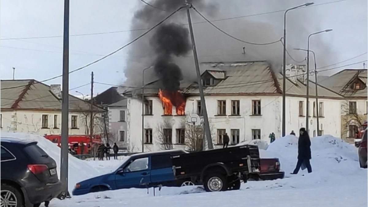 В Никеле сгорел нежилой двухэтажный дом