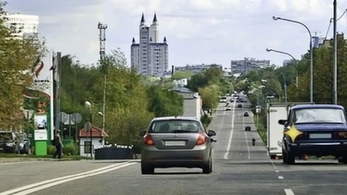 Вопрос из ПДД про перестроение — справится только 8% водителей: кто должен уступить?