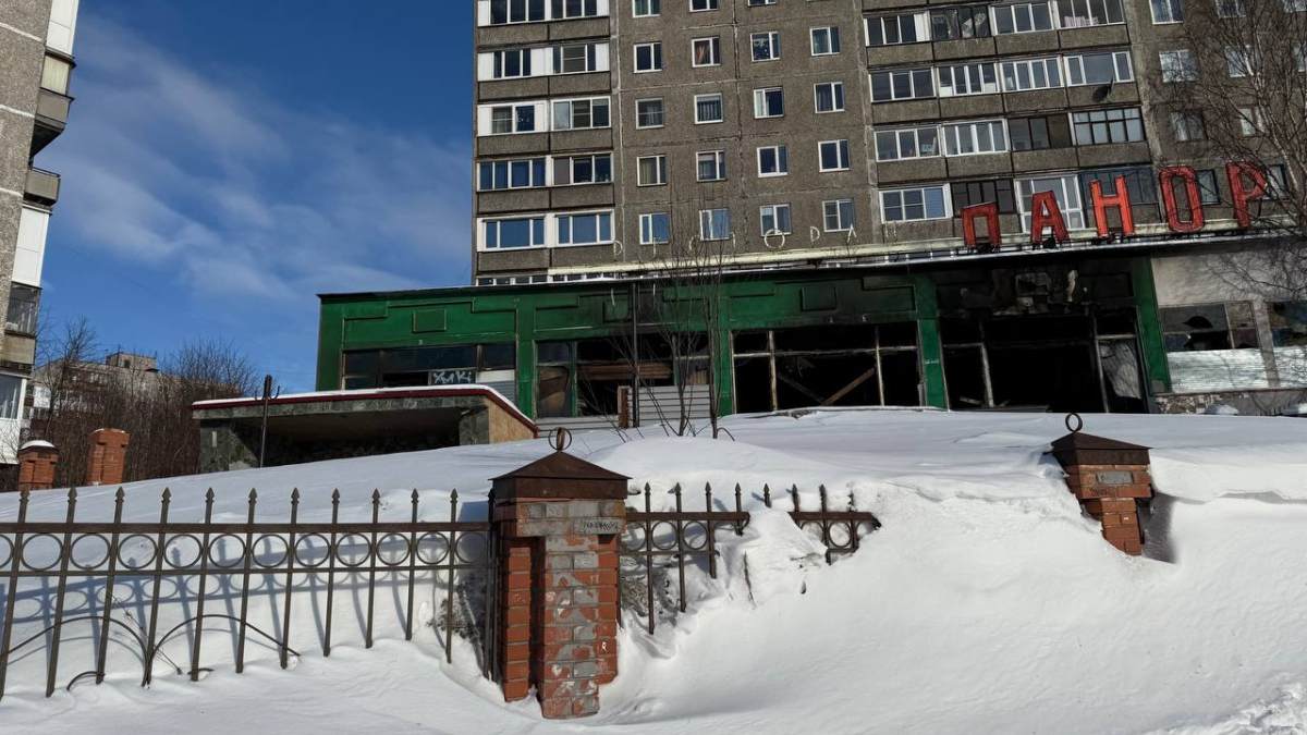 По сгоревшей «Панораме» снова лазают подростки