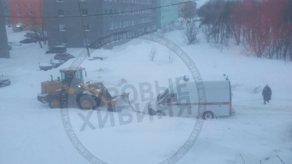 Скорую помощь в Кукисвумчорре пришлось вытягивать из сугроба трактором