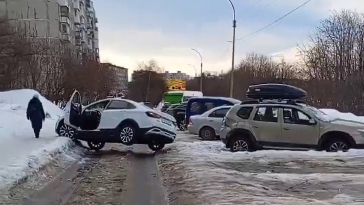 В Мурманске после ДТП автомобиль воспарил над дорогой