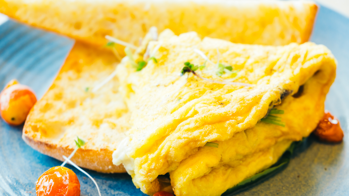 Яичный рулет с сыром — вкуснее вы не пробовали: завтрак всего за 10 минут