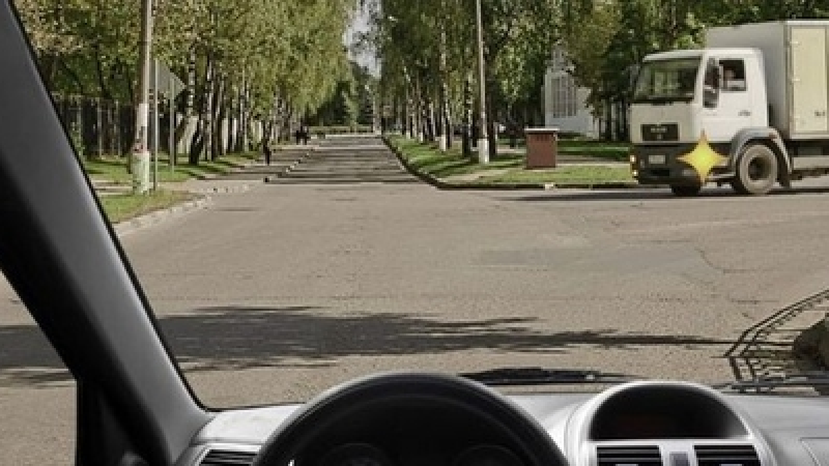 Вопрос из ПДД, с которым могут справиться только 7% — ловушка для водителей: когда нужно уступить дорогу грузовику?