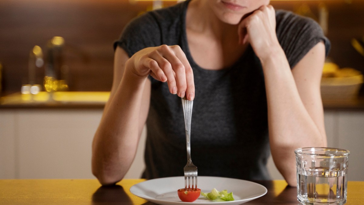 Схематичное изображение мозга и желудка, символизирующее связь аппетита и ЦНС