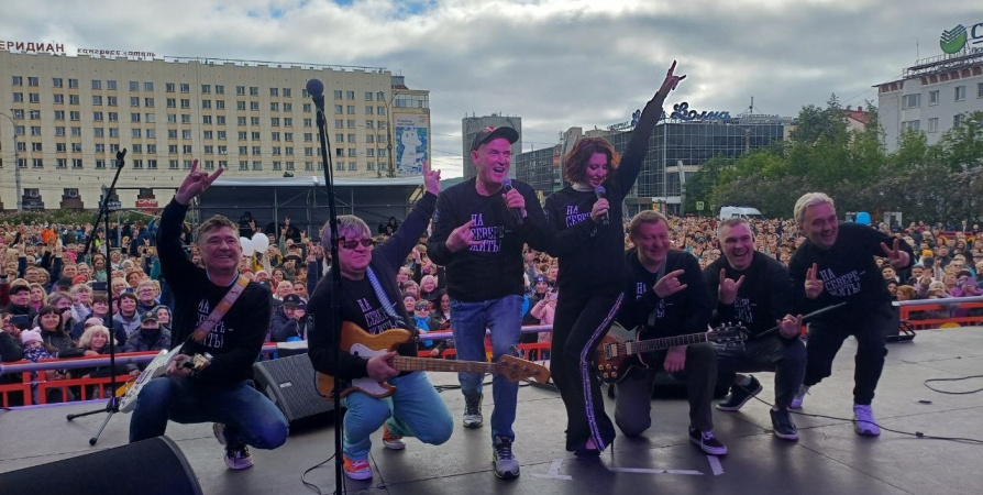 Тысячи северян пришли на концерт «Дюны» в честь Дня рыбака в Мурманске